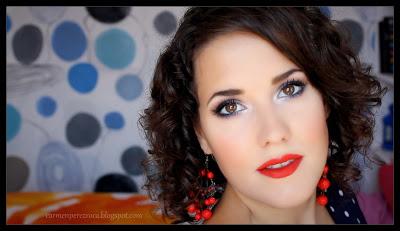 Maquillaje de ojos azules y labios rojos Maquillaje de ojos azules y labios rojos