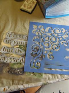 con una tabla y un tarro con una tabla y un tarro