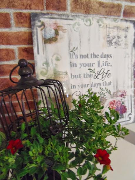 con una tabla y un tarro con una tabla y un tarro