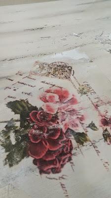 con una tabla y un tarro con una tabla y un tarro