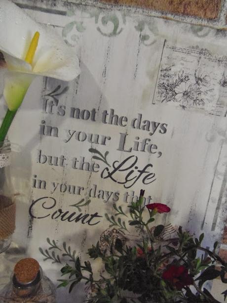 con una tabla y un tarro con una tabla y un tarro