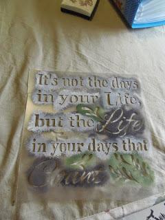 con una tabla y un tarro con una tabla y un tarro