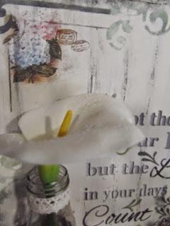 con una tabla y un tarro con una tabla y un tarro