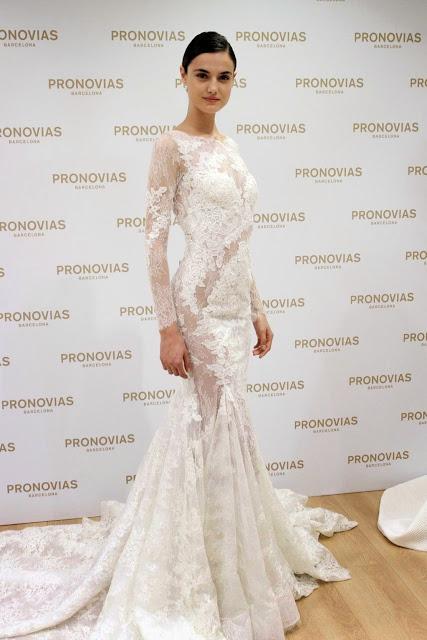Blanca Padilla luce unos de los vestidos de novia de la nueva colección de Pronovias