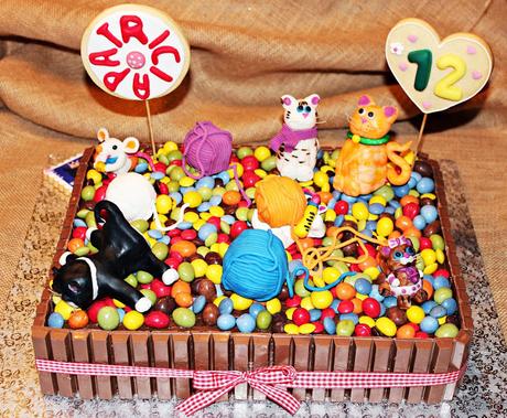 PASTEL DE CUMPLEAÑOS DE CHOCOLATE, KIT KAT, M&M'S Y LACASITOS, DECORADO CON GATOS