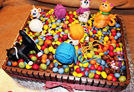 PASTEL DE CUMPLEAÑOS DE CHOCOLATE, KIT KAT, M&M'S Y LACASITOS, DECORADO CON GATOS