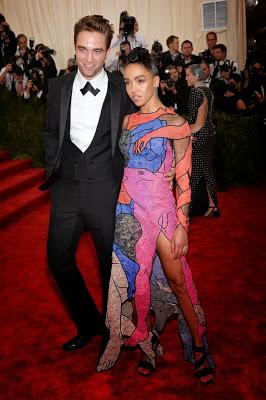 Robert Pattinson y  FKA Twigs: pareja en Met Gala