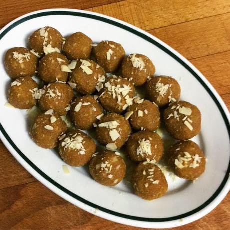 Besan ladoo (bolitas dulces de harina de garbanzos)