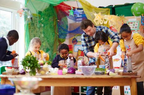 Jamie Oliver cocinando con niños en un colegio