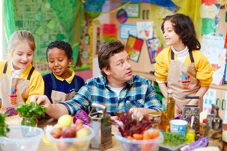 Jamie Oliver cocinando con niños