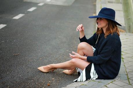 falda midi cruzada y jersey oversize falda midi cruzada y jersey oversize