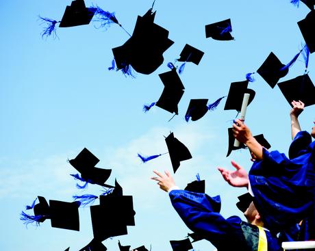Cosas que tomar en cuenta para tu graduación: arrojar-graduacion