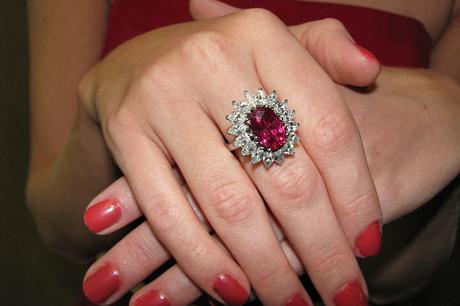 Cosas que tomar en cuenta para tu graduación: ruby-diamond-ring-hands