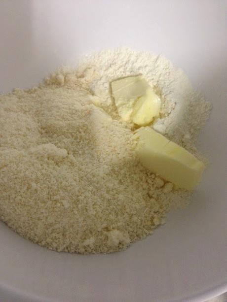 GALLETITAS DE QUESO PARMESANO CON TOMATE Y ALBAHACA GALLETITAS DE QUESO PARMESANO CON TOMATE Y ALBAHACA