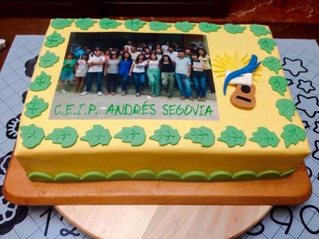 Tarta rectangular con fondant y papel de azucar Tarta rectangular con fondant y papel de azucar