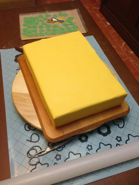 Tarta rectangular con fondant y papel de azucar Tarta rectangular con fondant y papel de azucar