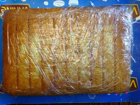 Tarta rectangular con fondant y papel de azucar Tarta rectangular con fondant y papel de azucar