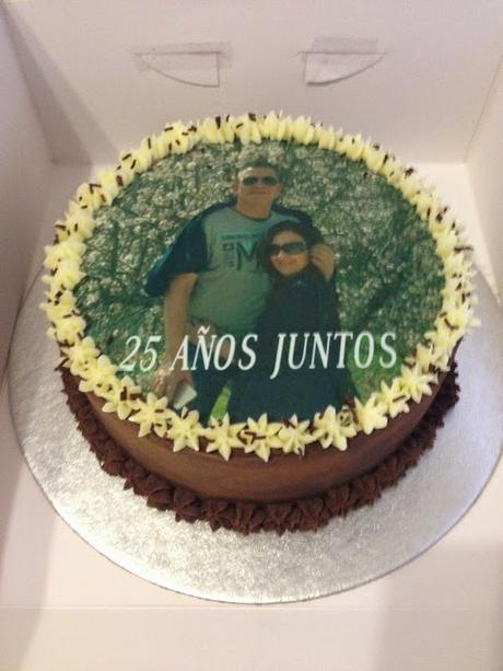 Tarta con ganache y papel de azúcar para aniversario Tarta con ganache y papel de azúcar para aniversario