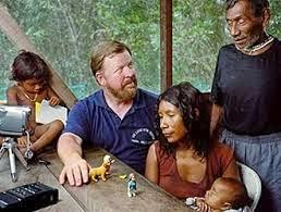 La tribu de los piranhas y su idioma con una estructura gramatical única La tribu de los piranhas y su idioma con una estructura gramatical única