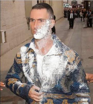 Adam Levine agredido dulcemente Adam Levine agredido dulcemente