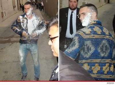 Adam Levine agredido dulcemente Adam Levine agredido dulcemente