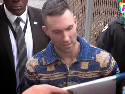 Adam Levine agredido dulcemente Adam Levine agredido dulcemente