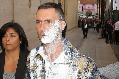 Adam Levine agredido dulcemente Adam Levine agredido dulcemente