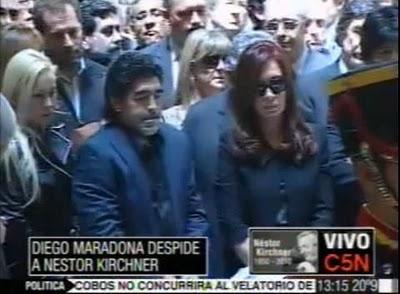 Kirchner y Camacho, dos líderes de diferente signo y nacionalidad, se apearon de este mundo.