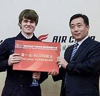 Carlsen con el cheque de campeón del supertorneo de ajedrez de Pearl Spring 2010 (Nankín - China)