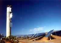Atlas Solar para el Mediterráneo presentado por el centro aerespacial alemán torre de la planta de energía solar en Almería, España