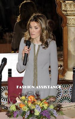 Dña. Letizia da la bienvenida al Papa con el traje gris que lució para recibir el Garbanzo de Plata Dña. Letizia da la bienvenida al Papa con el traje gris que lució para recibir el Garbanzo de Plata
