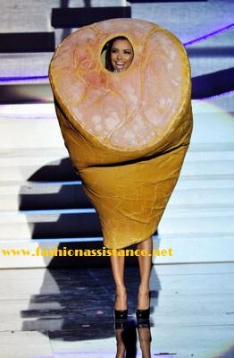 La imagen más divertida de los Premios Europa MTV: Eva Longoria disfrazada de jamón serrano. MTV Europe Music  Awards 2010. Show