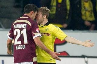 El tunecino Haggui( Hannover) canstigado con 5 partidos por su expulsión ante el Borussia Dortmund El tunecino Haggui( Hannover) canstigado con 5 partidos por su expulsión ante el Borussia Dortmund