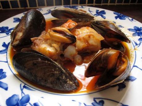 Bacalao con mejillones en salsa picante. bacalao-con-mejillones-