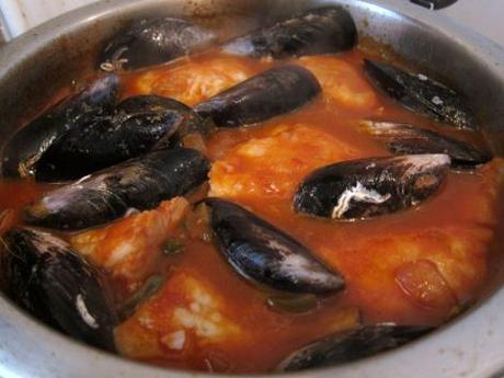 Bacalao con mejillones en salsa picante. bacalao-con-mejillones-