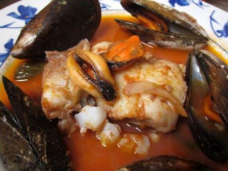 Bacalao con mejillones en salsa picante. bacalao-con-mejillones-
