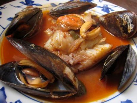 Bacalao con mejillones en salsa picante. bacalao-con-mejillones-