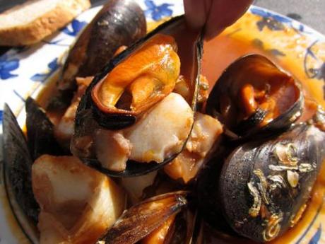 Bacalao con mejillones en salsa picante. bacalao-con-mejillones-