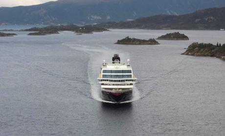 Trollfjord a punto de pasar bajo el puente del canal