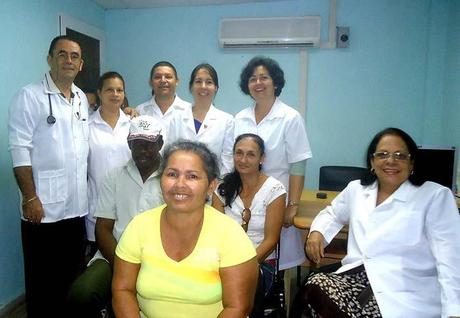 Parte del equipo multidisciplinario, junto a tres pacientes implantados. En  los extremos, la doctora Rosa María (sentada) y el doctor Rogelio.