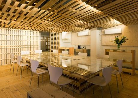 Oficina diseñada y realizada íntegramente con palets Oficina diseñada y realizada íntegramente con palets