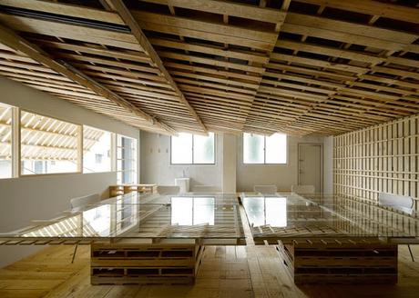 Oficina diseñada y realizada íntegramente con palets Oficina diseñada y realizada íntegramente con palets