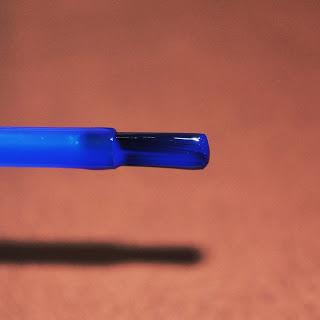 Manicura de lunares ~ Azul Klein con Isadora Manicura de lunares ~ Azul Klein con Isadora