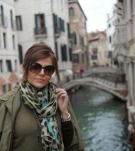 De caqui, última tendencia y negro por Venecia I, primavera 2015 De caqui, última tendencia y negro por Venecia I, primavera 2015