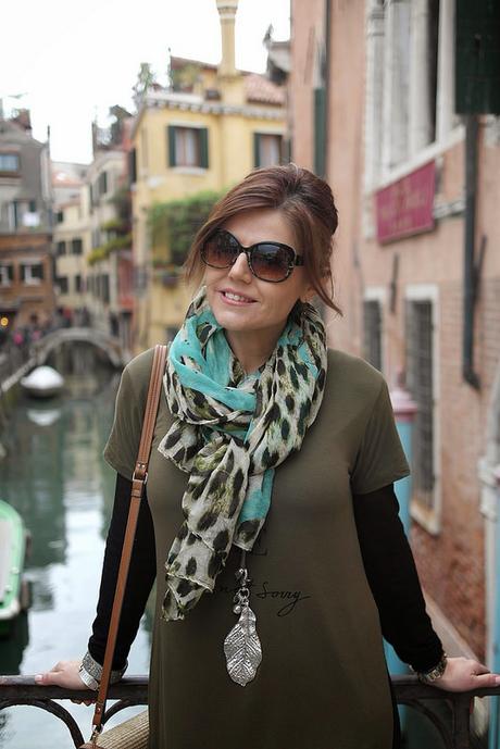 De caqui, última tendencia y negro por Venecia I, primavera 2015 De caqui, última tendencia y negro por Venecia I, primavera 2015