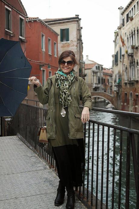 De caqui, última tendencia y negro por Venecia I, primavera 2015 De caqui, última tendencia y negro por Venecia I, primavera 2015