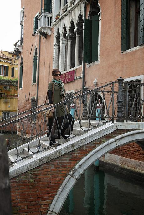 De caqui, última tendencia y negro por Venecia I, primavera 2015 De caqui, última tendencia y negro por Venecia I, primavera 2015
