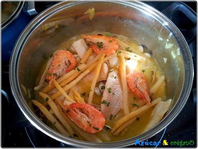 Merluza a la salsa con frutos del mar Merluza a la salsa con frutos del mar