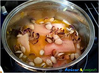 Merluza a la salsa con frutos del mar Merluza a la salsa con frutos del mar