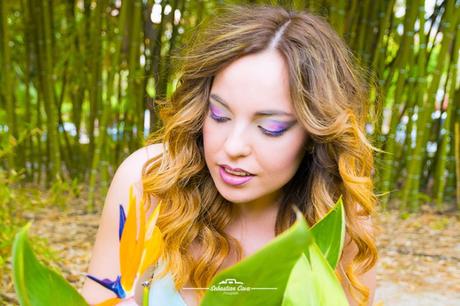 Peinados Y Maquillaje Para Peluquería Dual Chica rubia posando delante de una flor con peinado rizos y maquillaje tricolor